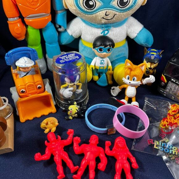 Lot Of 18 Assorted Toys With Plush Figures Vehicles Wristbands & Rainbow Loom - Picture 9 of 9